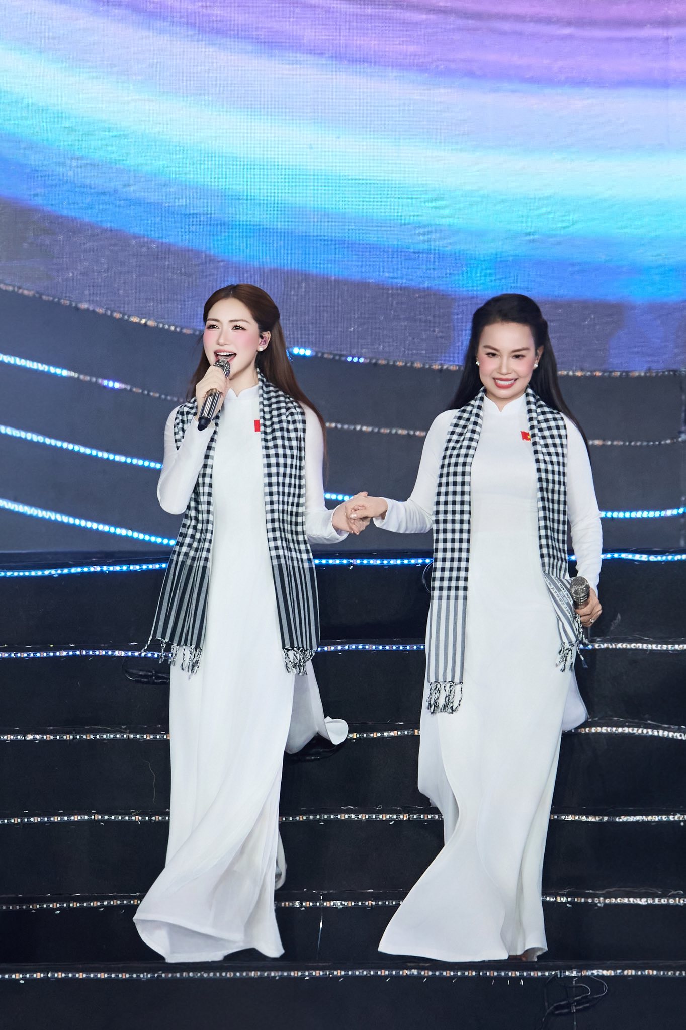 Tranh luận xoay quanh ca khúc Người Việt Mình Thương Nhau kéo cả Hoà Minzy và CẩmLy vào tâm điểm 