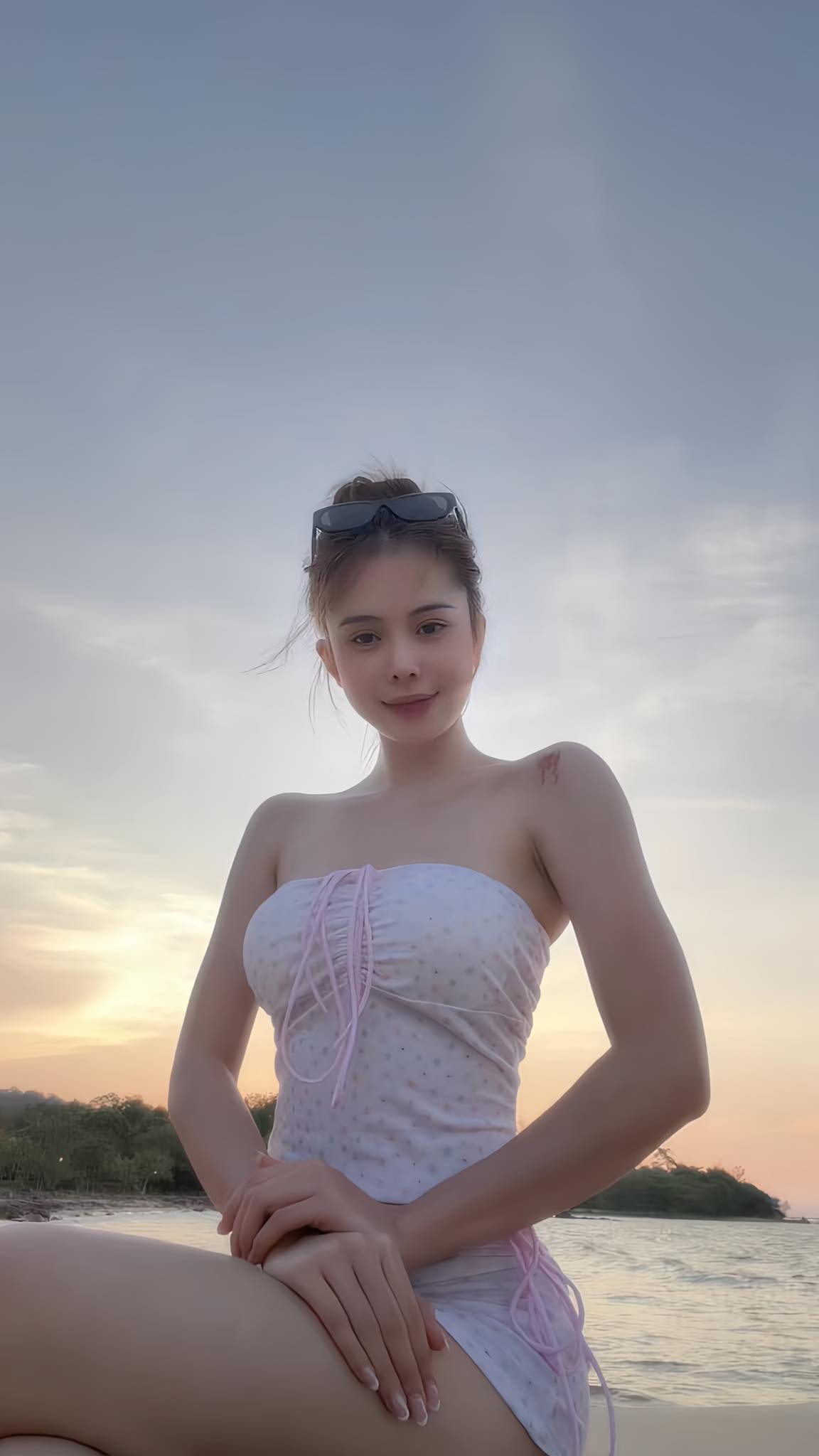 Cách đây ít giờ, Hà Môi cũng đăng ảnh check in đi biển 