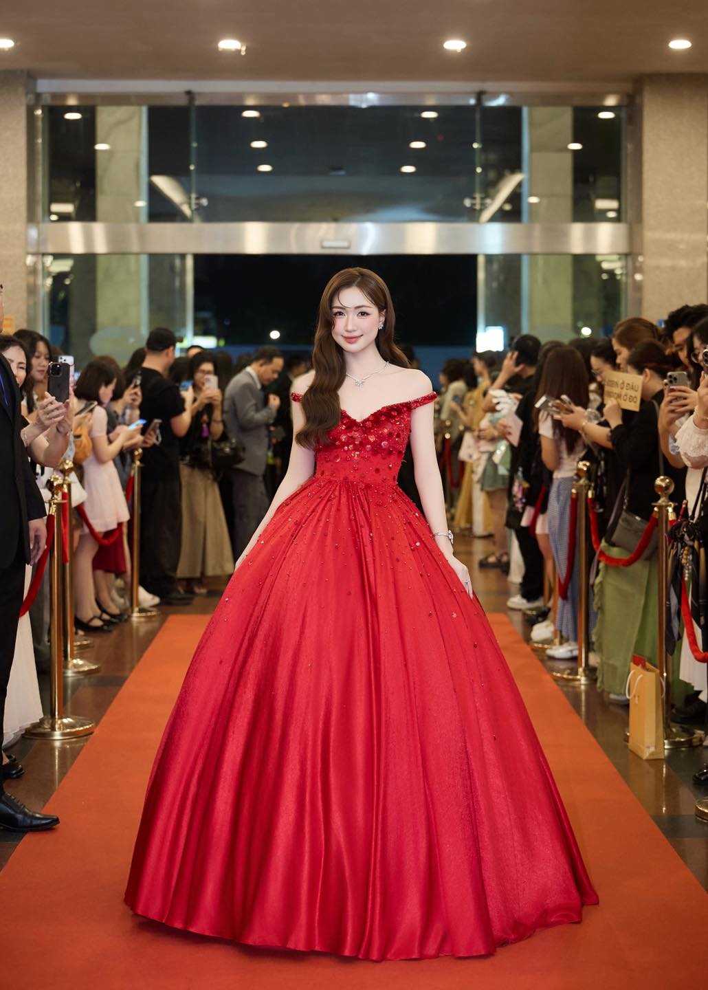 Xoay quanh Hoà Minzy liên tục xuất hiện những chi tiết gây bàn tán.