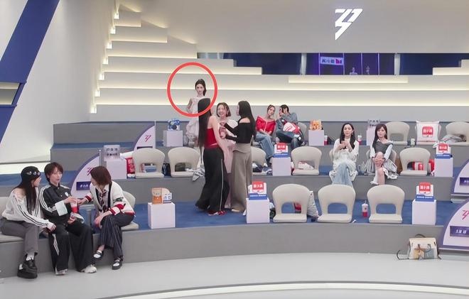 Vì cái nết xấu tính của mình, Hà Tuyên Lâm bị 3 đồng đội hắt hủi, ghẻ lạnh. Ảnh: 163. 