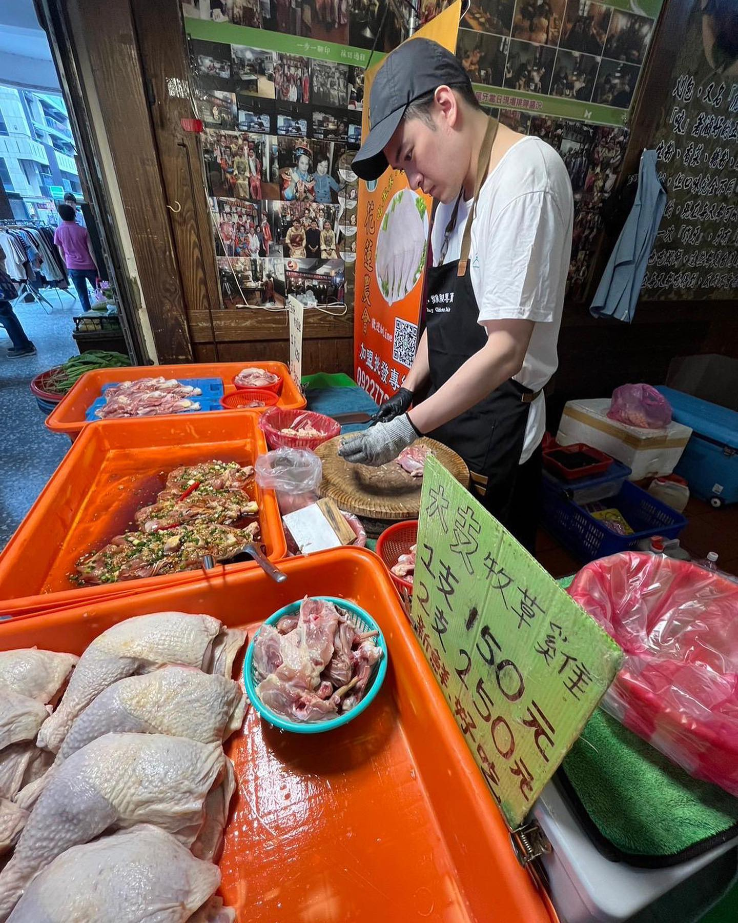 Sự hết thời của sao nam lên Instagram tuyển bồ: Hơn 1500 ngày không đất sống trong showbiz, nay bán gà ở chợ để kiếm 16 triệu/tháng nuôi thân