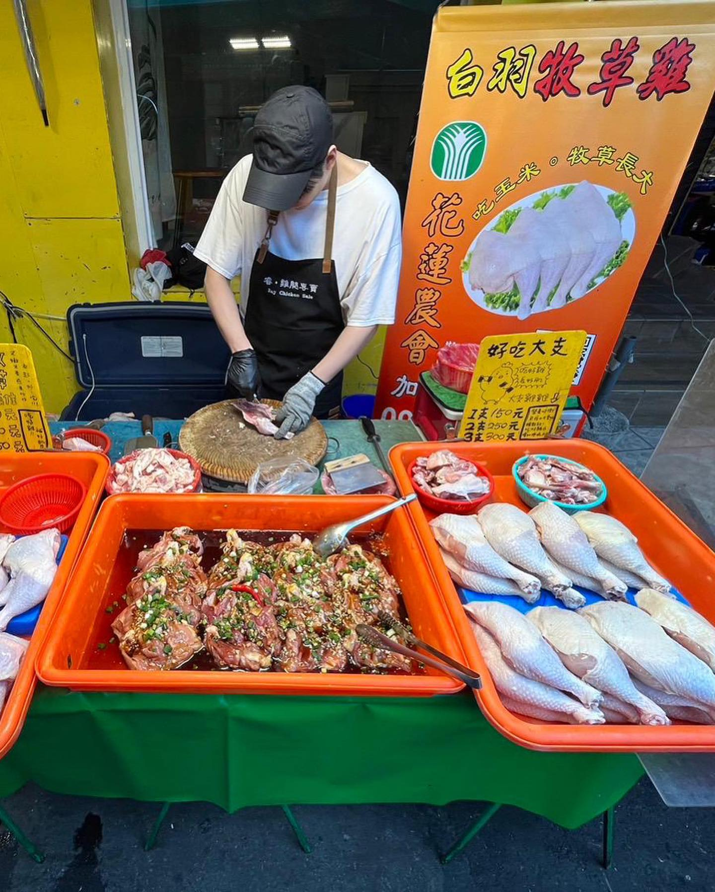 Không còn đường sống trong showbiz, Thẩm Kiến Hoàng dựng sạp bán gà ướp gia vị ở chợ. Ảnh: Instagram. 