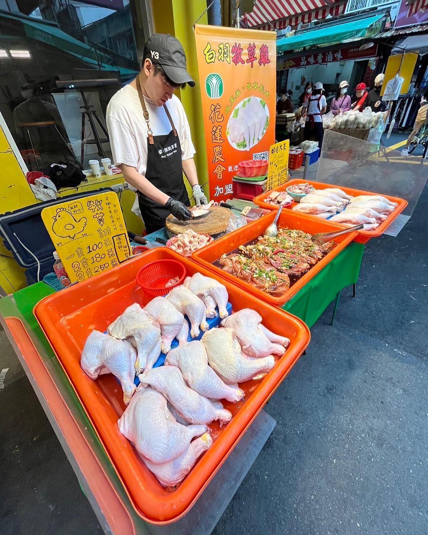 Sự hết thời của sao nam lên Instagram tuyển bồ: Hơn 1500 ngày không đất sống trong showbiz, nay bán gà ở chợ để kiếm 16 triệu/tháng nuôi thân