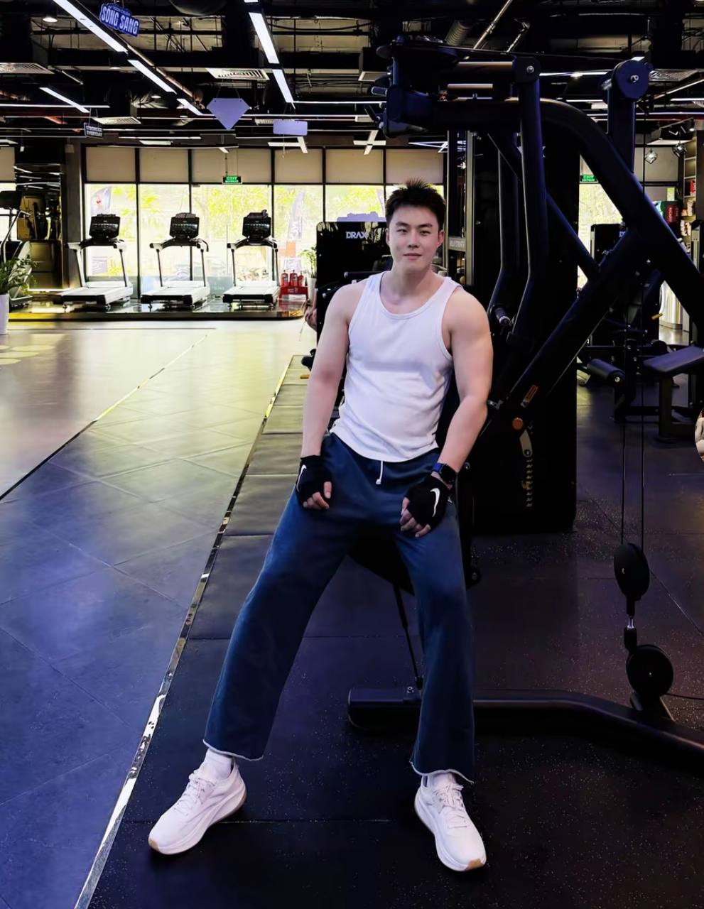 Chàng trai người Trung Quốc cho biết chỉ là bạn bè với Noo Phước Thịnh, bản thân anh đã có bạn gái 