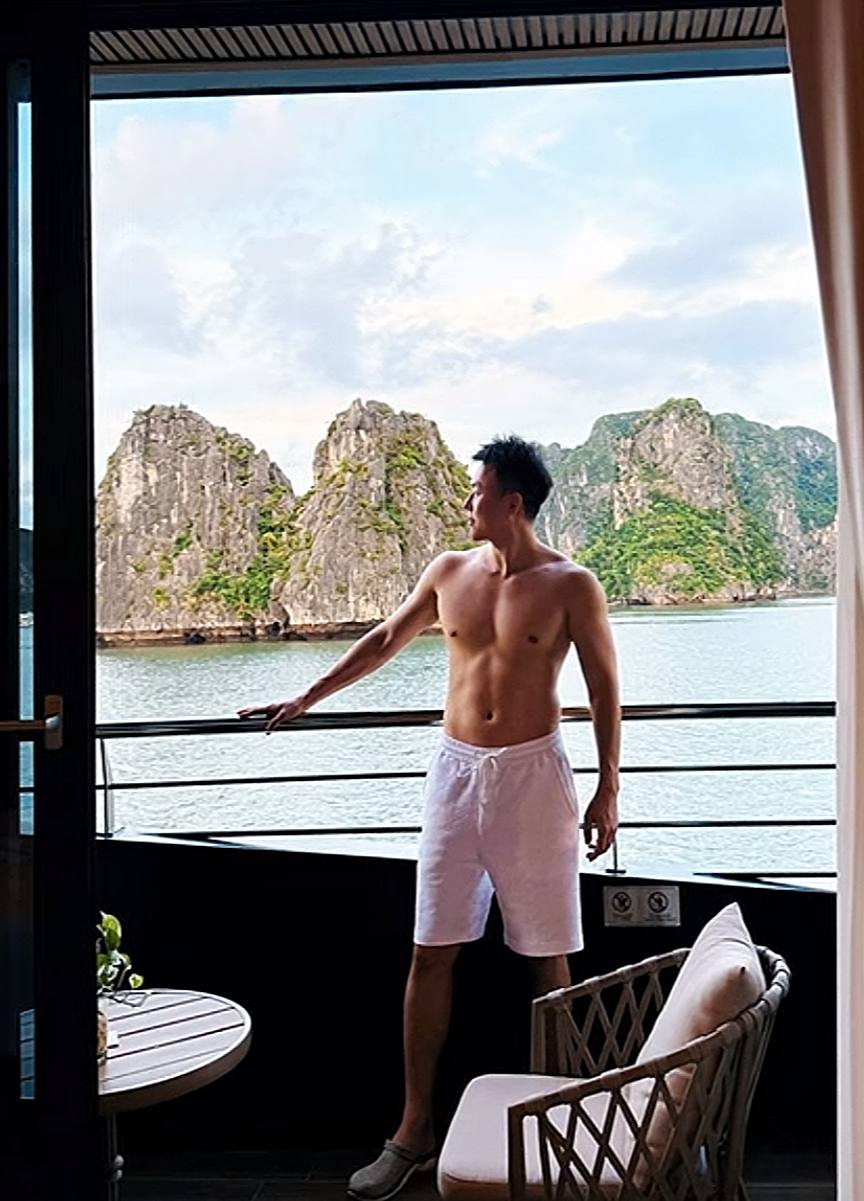 Anh chàng người Trung Quốc thường xuyên đăng tải clip cuộc sống, anh sở hữu khuôn mặt điển trai và body 6 múi  