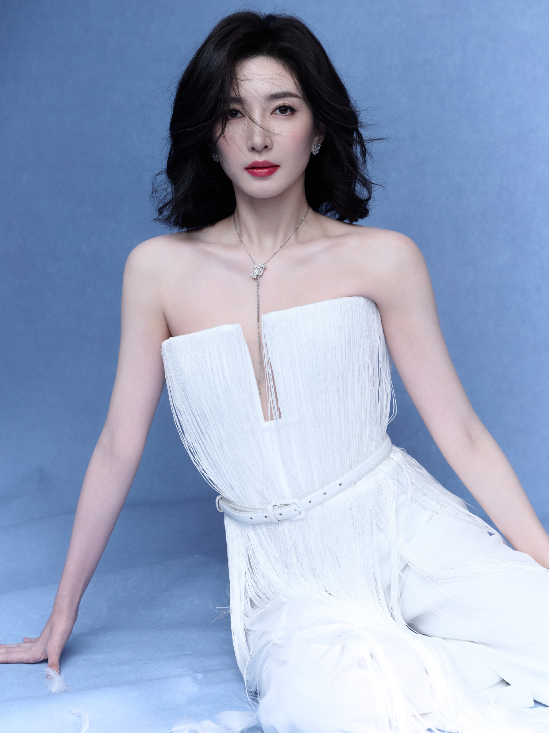 Giang Sơ Ảnh đã bế con gái về nhà ngoại nương nhờ, đồng thời quay lại showbiz kiếm tiền vì chỗ dựa tài chính lung lay, sa sút. Ảnh: Sina.