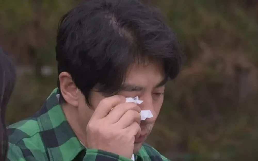 Anh bật khóc khi nhắc lại chuyện con trai bị bạo lực học đường. Ảnh: Naver 