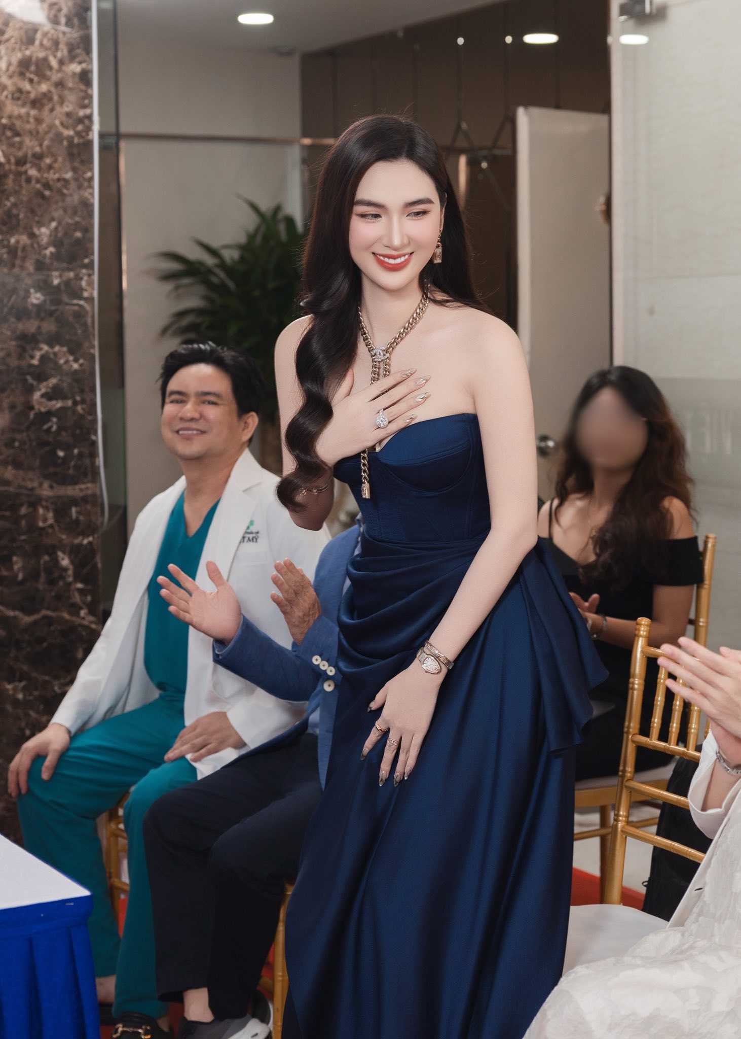 Ngọc Loan làm việc tại viện thẩm mỹ của bác sĩ Chiêm Quốc Thái, cả hai thoải mái xuất hiện cùng nhau 