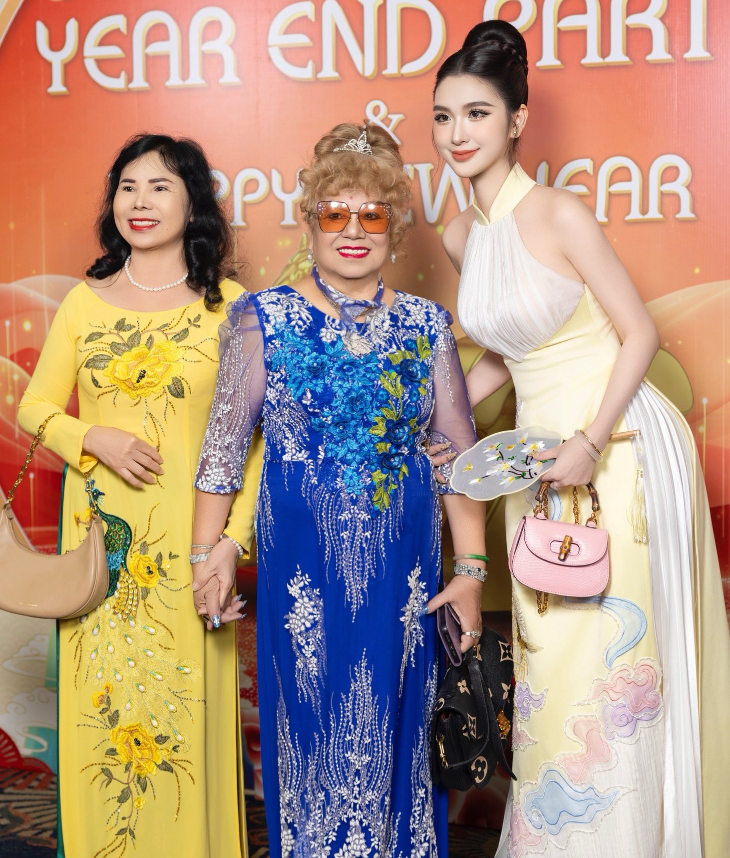 Người đẹp thân thiết bên bác sĩ Chiêm Quốc Thái, mẹ ruột của cô (áo dài vàng) cũng có mặt 