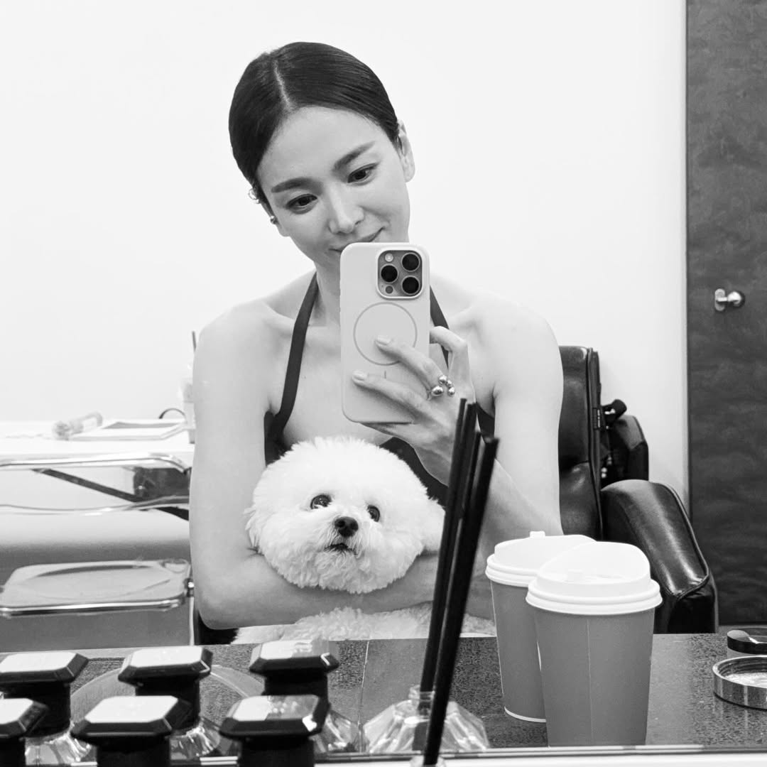 Khoảnh khắc nữ diễn viên đình đám tạo dáng bên cún cưng Ruby khiến người hâm mộ vô cùng thích thú. Ảnh: IGNV