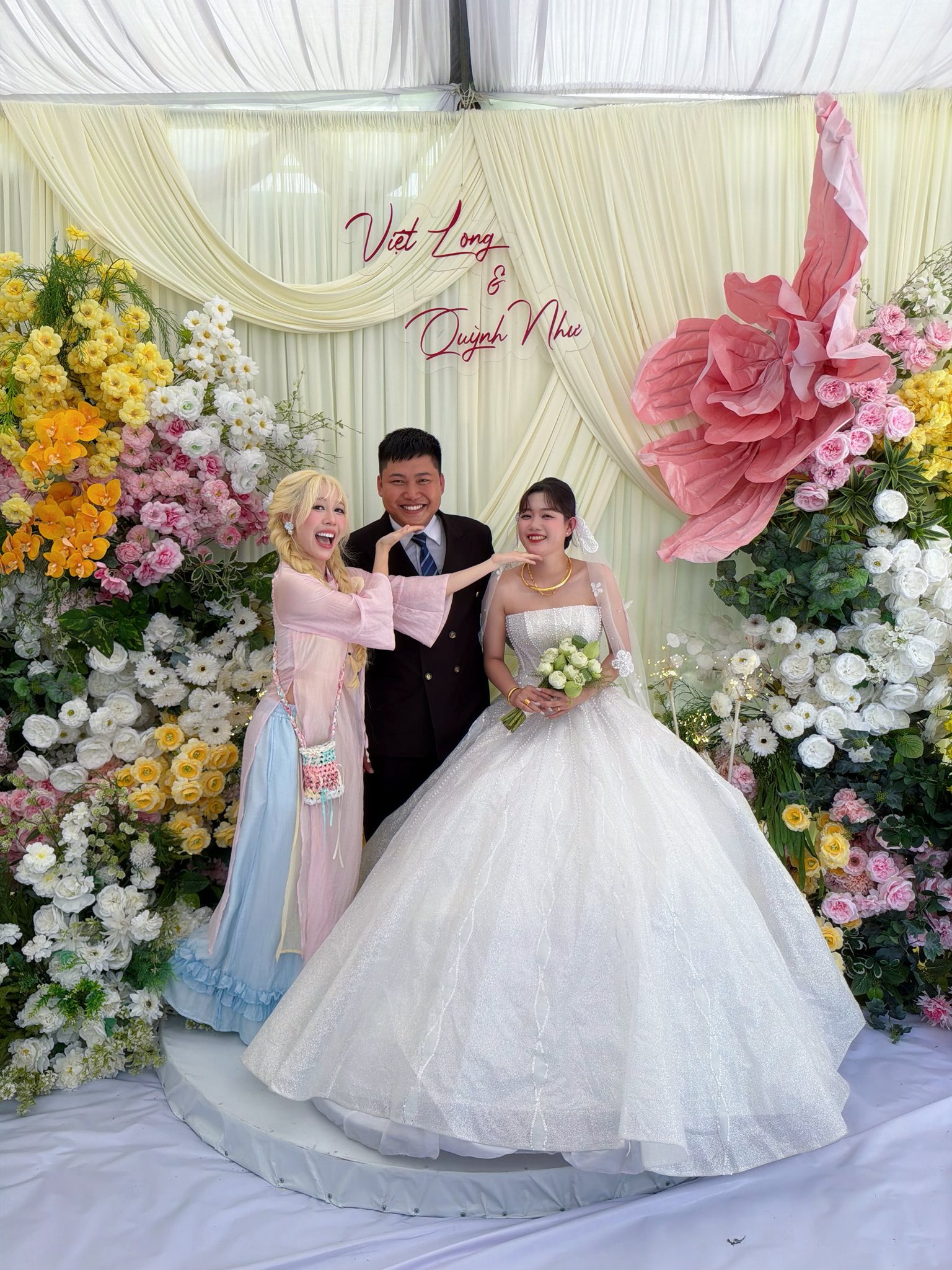 Cô còn có khoảnh khắc nhí nhố với cô dâu của Mũi trưởng Long 