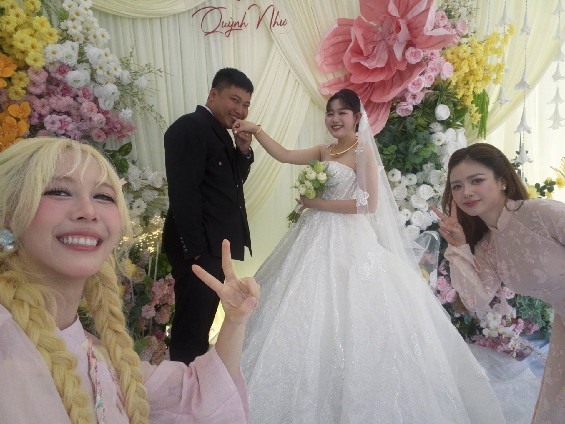 Mũi trưởng Long thể hiện tình cảm với vợ, nụ cười tươi rói cực hạnh phúc 