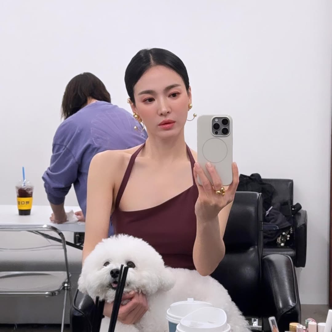 Song Hye Kyo khoe trọn nhan sắc đỉnh cao, cuốn hút từ mọi góc độ trong hậu trường. Ảnh: IGNV