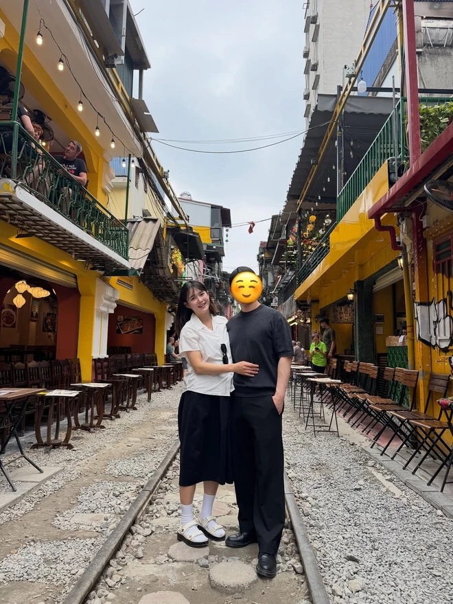 Nữ diễn viên bế bụng bầu đi du lịch Hà Nội. Ảnh: Koreaboo