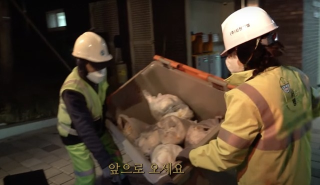 Trong thời gian dài cứ tới tối muộn, Choi Kang Hee lại đi làm công nhân vệ sinh môi trường. Ảnh: Nate