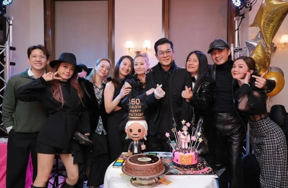 Cổ Thiên Lạc và Lâm Thục Nhân (thứ 3 từ trái sang) cùng xuất hiện trong 1 buổi tụ tập. Ảnh: 163