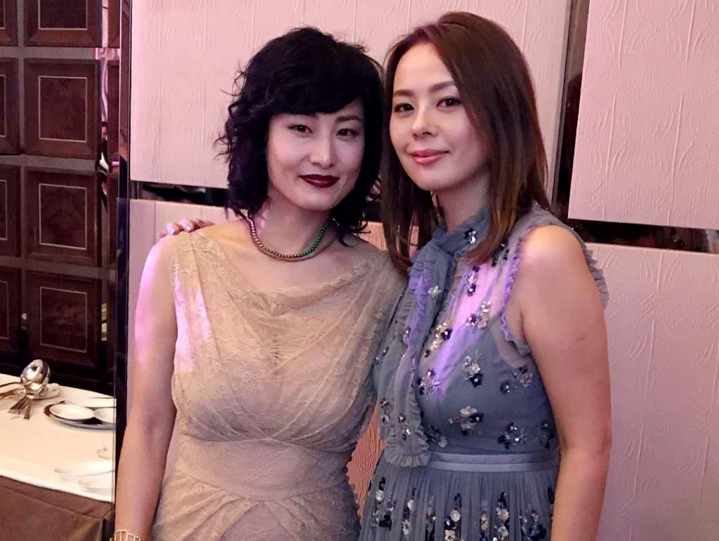 Vợ tin đồn của Cổ Thiên Lạc (bên phải) sở hữu diện mạo cuốn hút. Ảnh: 163