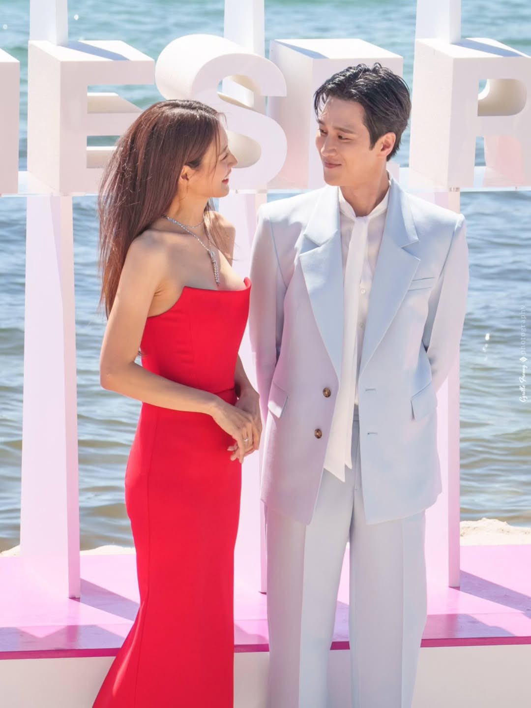 Nữ minh tinh Kim Soo Hyun và nam thần Ahn Bo Hyun thi nhau tỏa sáng trước ống kính, được fan gán ghép nhiệt tình sau màn “song kiếm hợp bích” ở sự kiện mới đây. Ảnh: Naver
