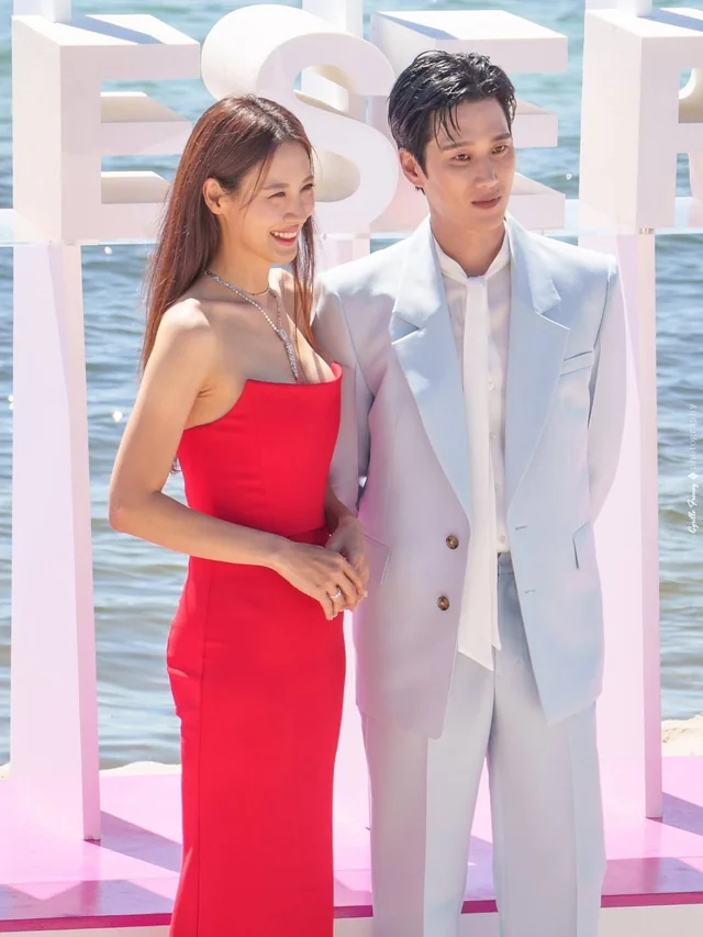 Kim Soo Hyun được tình cũ Jisoo (BLACKPINK) tình tứ dìu đỡ tại sự kiện Canneseries, tạo nên cảnh phim ngôn tình giữa đời thật 