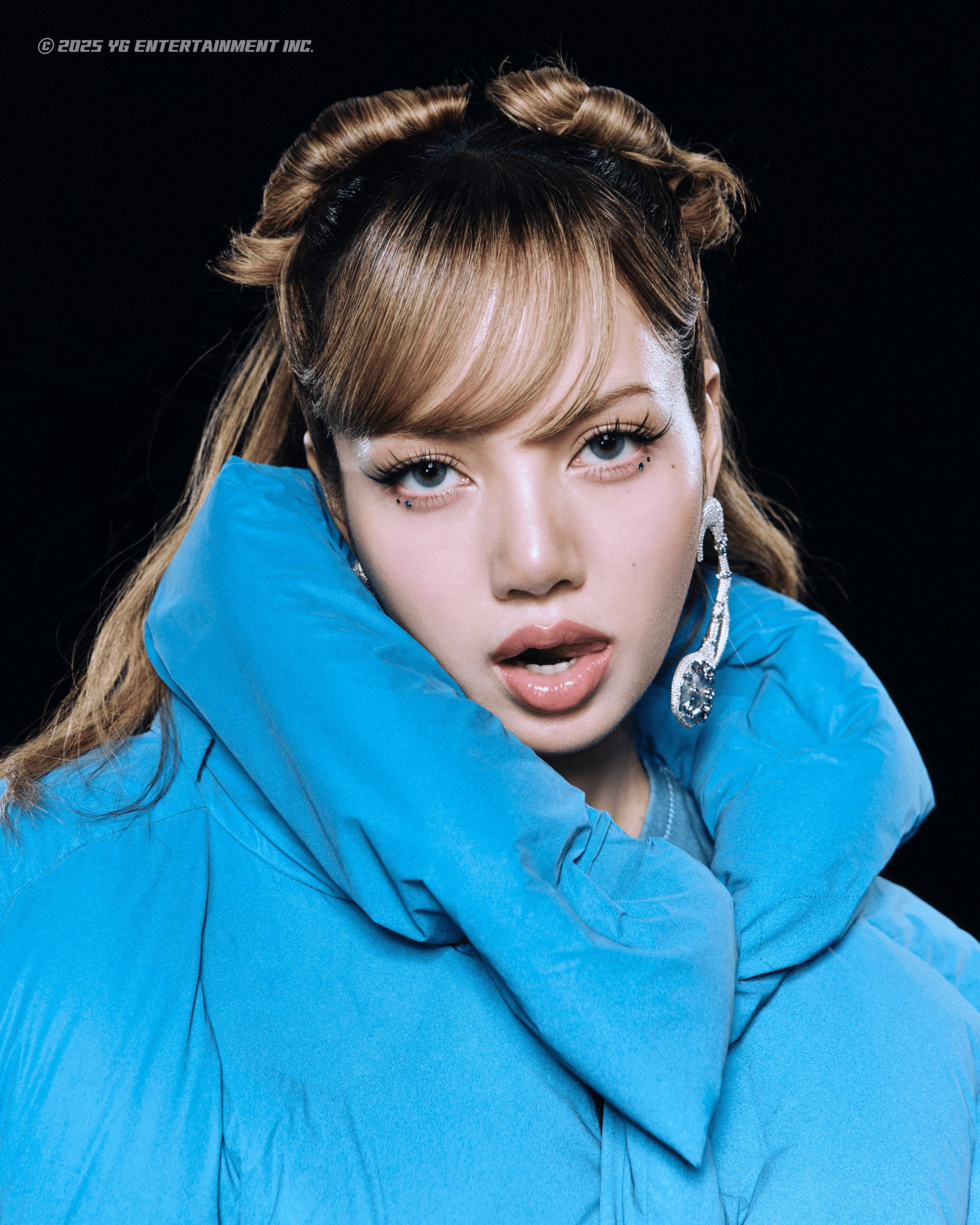  Lisa sở hữu lợi thế từ ngoại hình, thần thái, sức hút truyền thông và một fandom toàn cầu