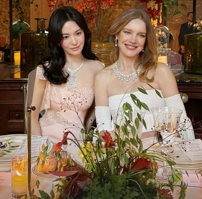 Song Hye Kyo được khen trẻ trung hơn Natalia Vodianova dù là đàn chị. Ảnh: Nate