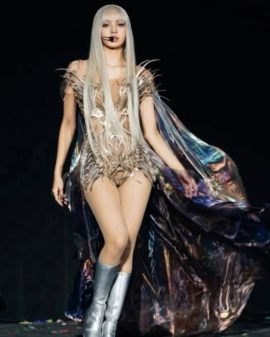 Lisa gây bão khi bất ngờ xuất hiện trên sân khấu Coachella 2026