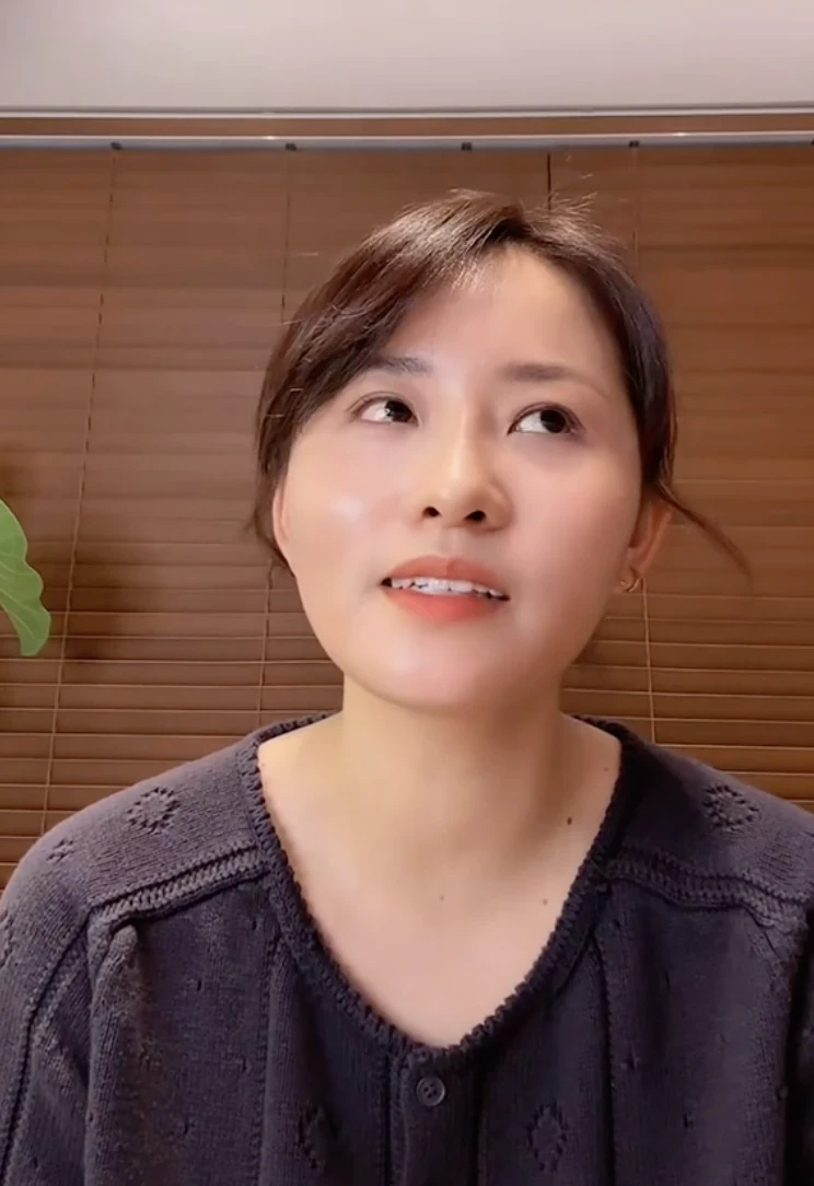 Nhật Lệ trong livestream nói về kênh TikTok của Quang Linh Vlogs