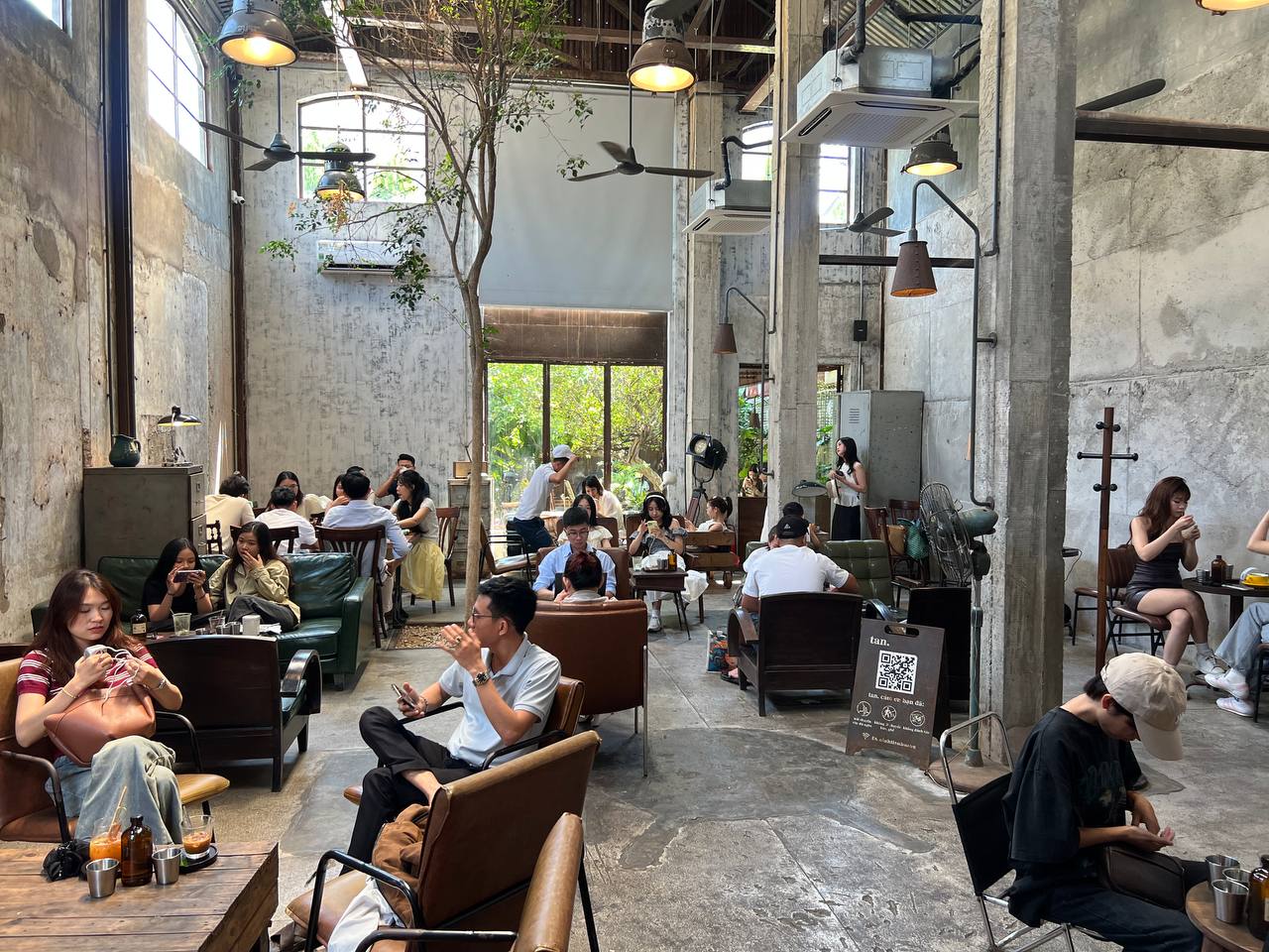 Huế về đêm “nóng” hơn cả ban ngày: Khách quây kín hai bờ sông Hương, chủ quán múc chè mệt nghỉ