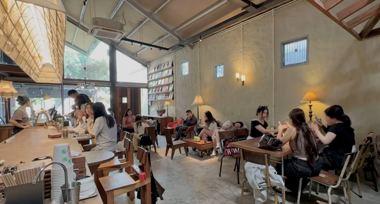 Huế về đêm “nóng” hơn cả ban ngày: Khách quây kín hai bờ sông Hương, chủ quán múc chè mệt nghỉ
