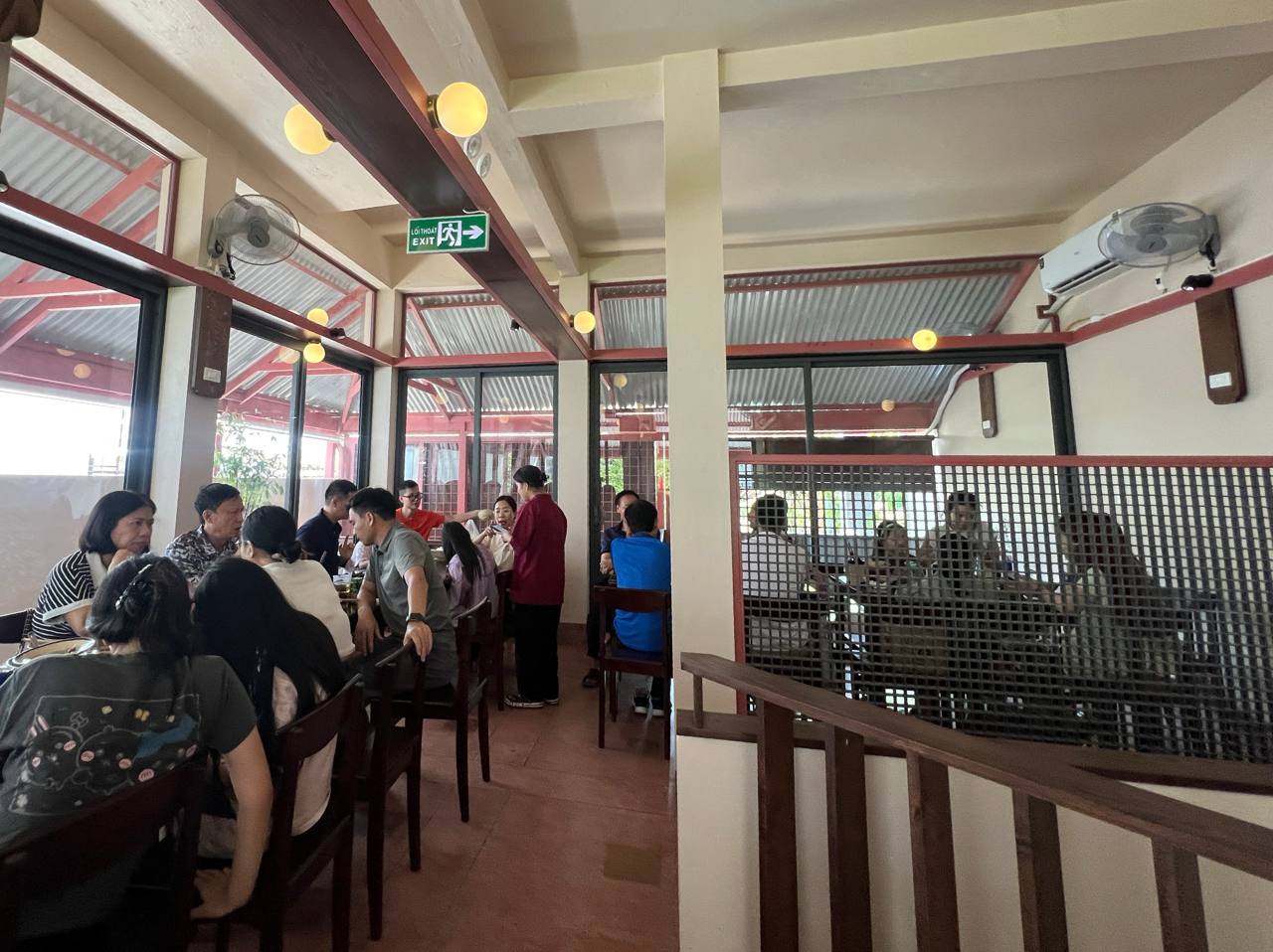 Một quán cơm trên đường Lý Thường Kiệt đông đúc vào giờ trưa