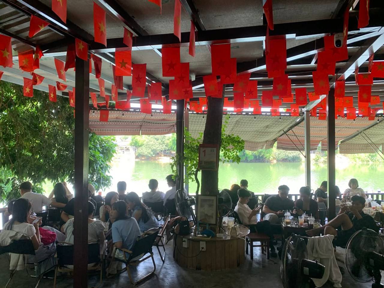 Đến buổi chiều, một quán nhậu ở Vỹ Dạ vẫn chật kín khách