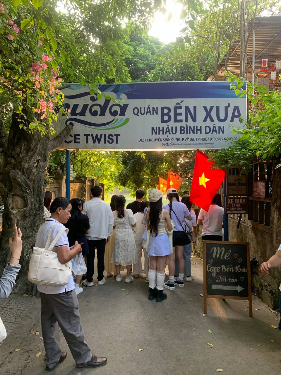 Huế về đêm “nóng” hơn cả ban ngày: Khách quây kín hai bờ sông Hương, chủ quán múc chè mệt nghỉ