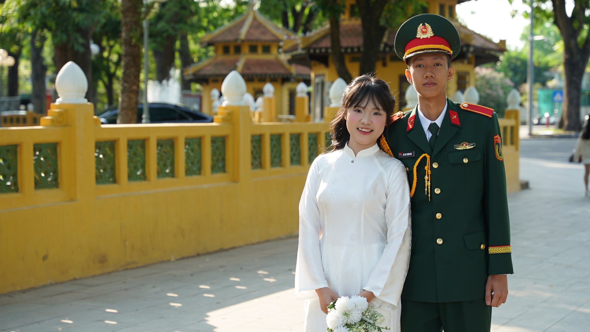 Trúc Phương đi từ Quảng Trị - cách Hà Nội gần 600km - để đi chơi lễ, chụp ảnh kỷ niệm với bạn trai là quân nhân Thành Đạt (Ảnh: NXH)
