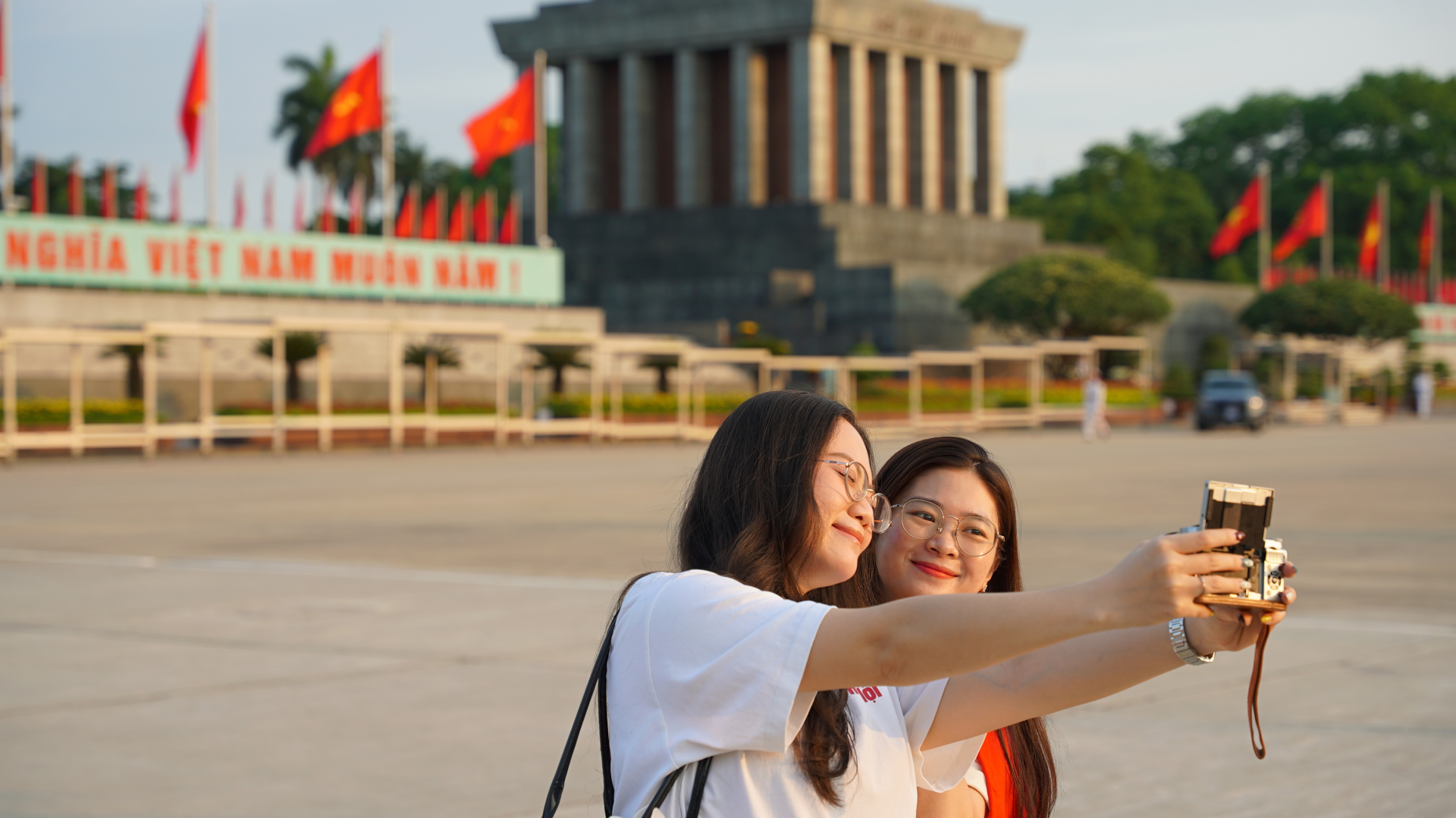 Nhiều bạn trẻ có mặt tại Lăng Bác từ sáng sớm (Ảnh: NXH) 