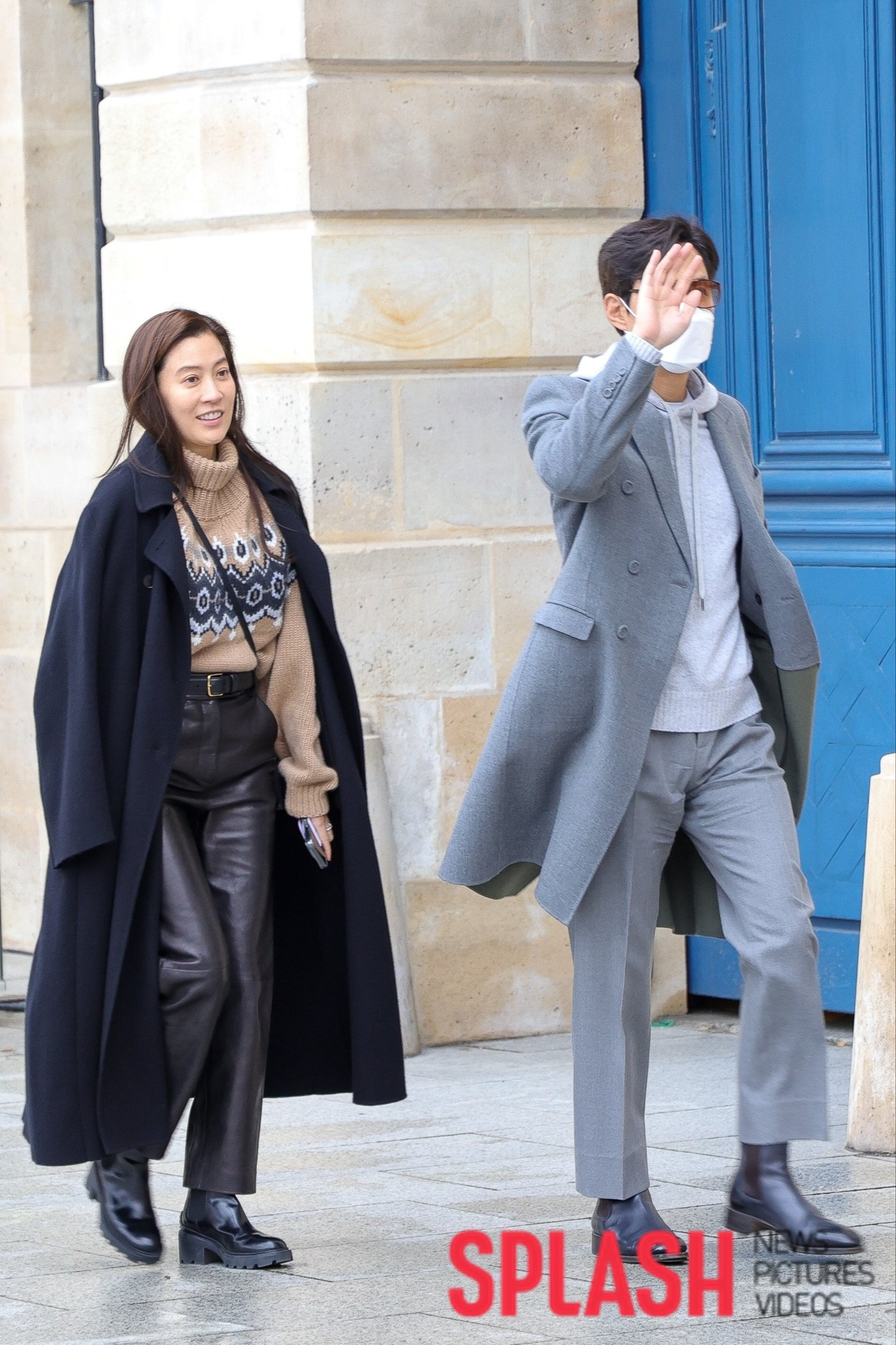 Lee Jung Jae - Lim Se Ryung tận hưởng buổi hẹn hò hạnh phúc ở trời Tây hồi tháng 1/2025. Phong cách thời trang của nữ Phó chủ tịch tập đoàn Daesang đã gây sốt mạng xã hội. Do tài tử Squid Game đeo khẩu trang nên có phần bị bạn gái nhà tài phiệt lấn lướt khi xuất hiện trong cùng khung hình. Ảnh: Naver