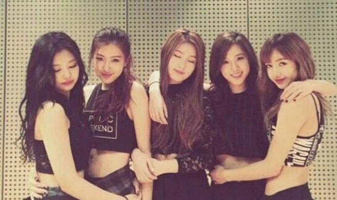 Miyeon (giữa) bên các thành viên BLACKPINK. Ảnh: X