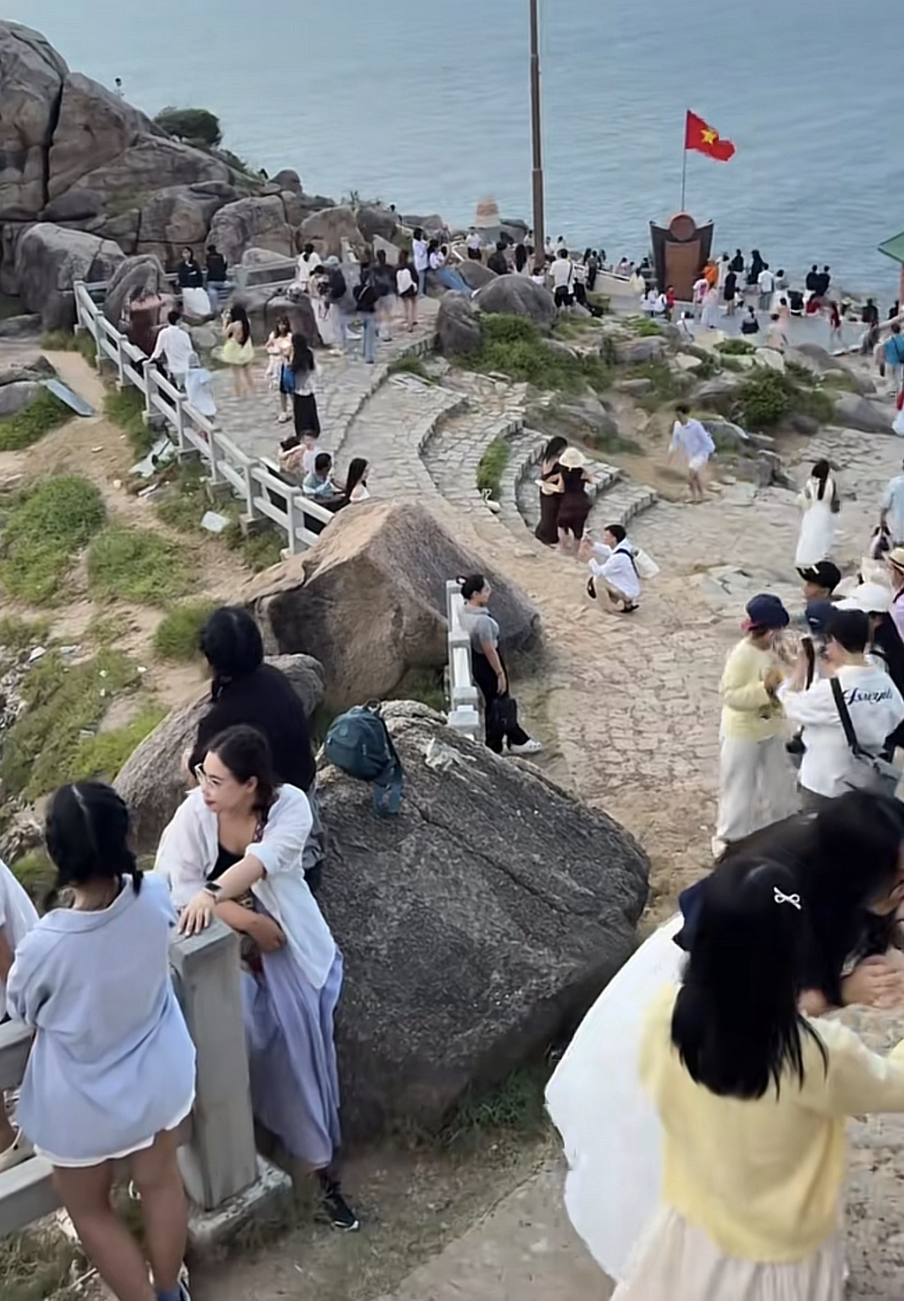 Đến thánh địa chữa lành Phú Yên cũng đông nghịt, tầm này chỉ lên công ty mới không có ai!