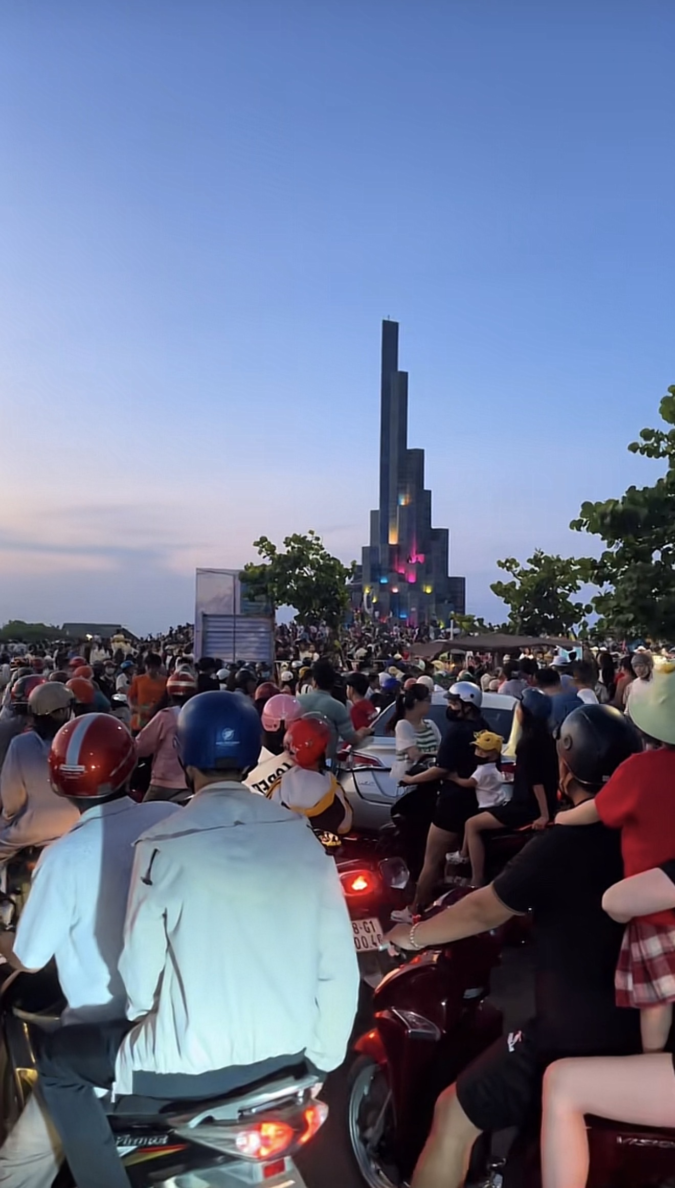Đến thánh địa chữa lành Phú Yên cũng đông nghịt, tầm này chỉ lên công ty mới không có ai!