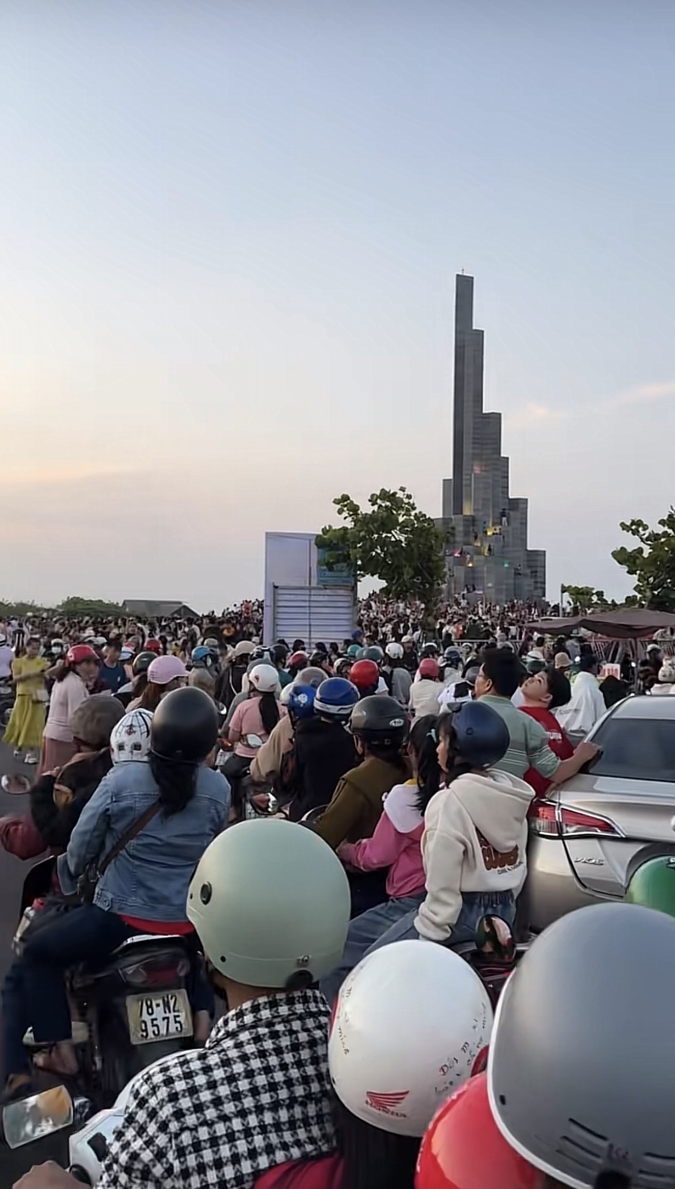 Đến thánh địa chữa lành Phú Yên cũng đông nghịt, tầm này chỉ lên công ty mới không có ai!