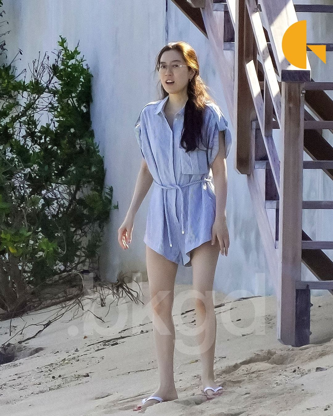 Khi ấy, thiên kim tài phiệt Lim Se Ryung gây sốt với mặt mộc trẻ trung ở tuổi 48 khi hẹn hò cùng tài tử Squid Game trên bãi biển. Ảnh: X