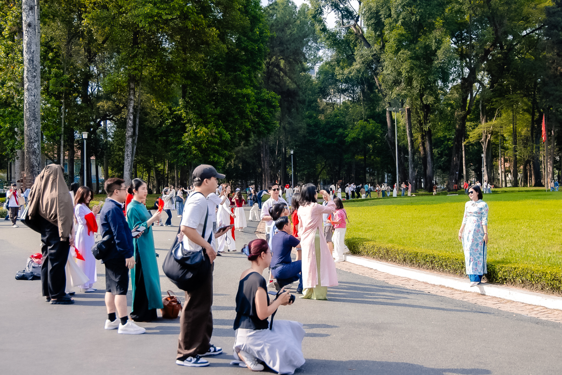 Dòng người đổ về Dinh Độc Lập cũng rất rộn ràng (Ảnh: CTV)