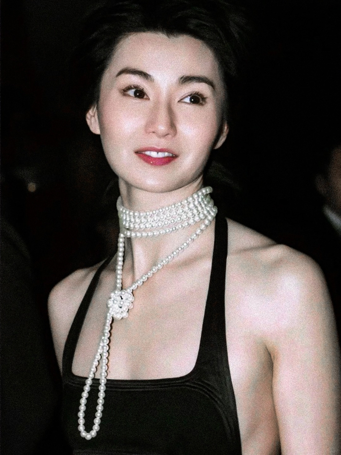Không còn nhận ra đại mỹ nữ bị cả showbiz xa lánh, phải trốn trong nhà 1 năm vì nổi loạn cầm mic đi hát