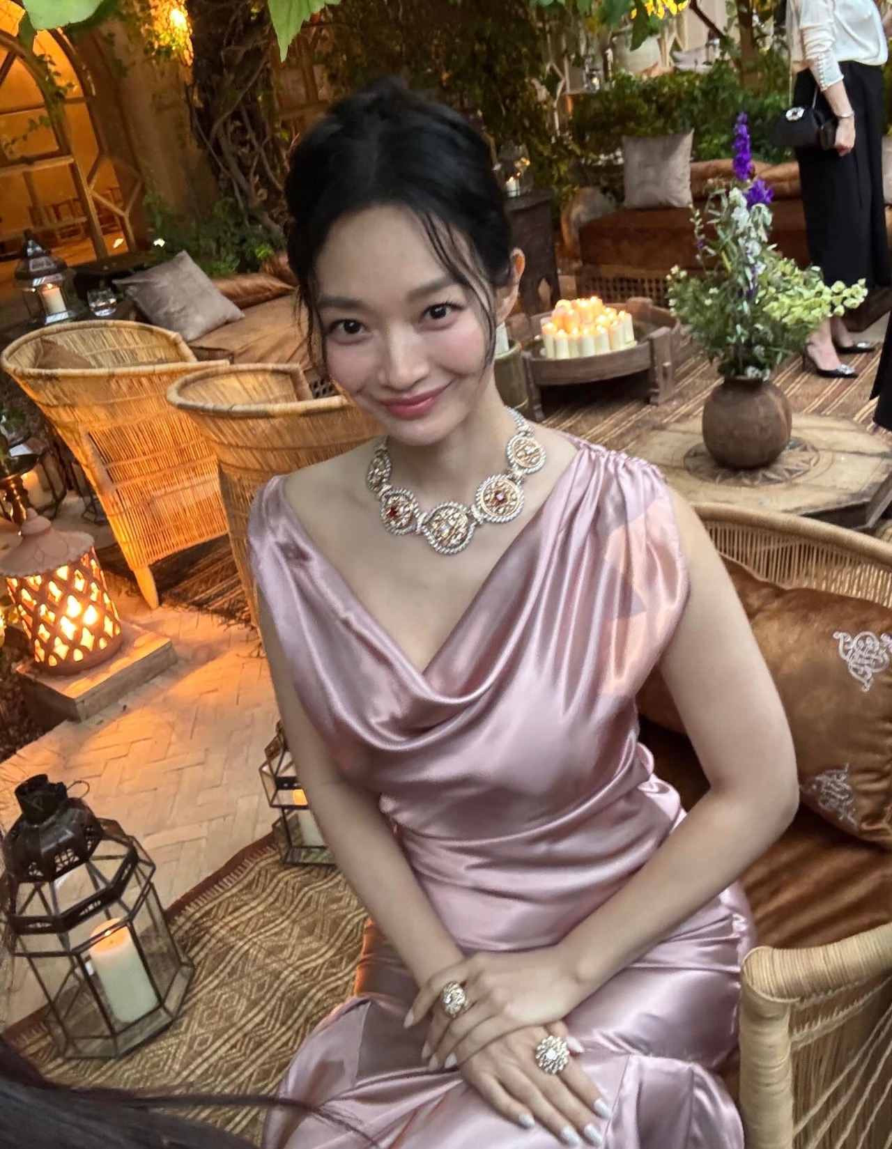 Shin Min Ah bừng sáng tại sự kiện do 1 nhãn hàng cao cấp tổ chức. Chiêm ngưỡng cận cảnh vẻ quyến rũ cùng nụ cười rạng rỡ đã trở thành thương hiệu của nữ minh tinh đình đám ở tuổi 42, công chúng đã không khỏi trầm trồ, khen ngợi hết lời. Ảnh: X