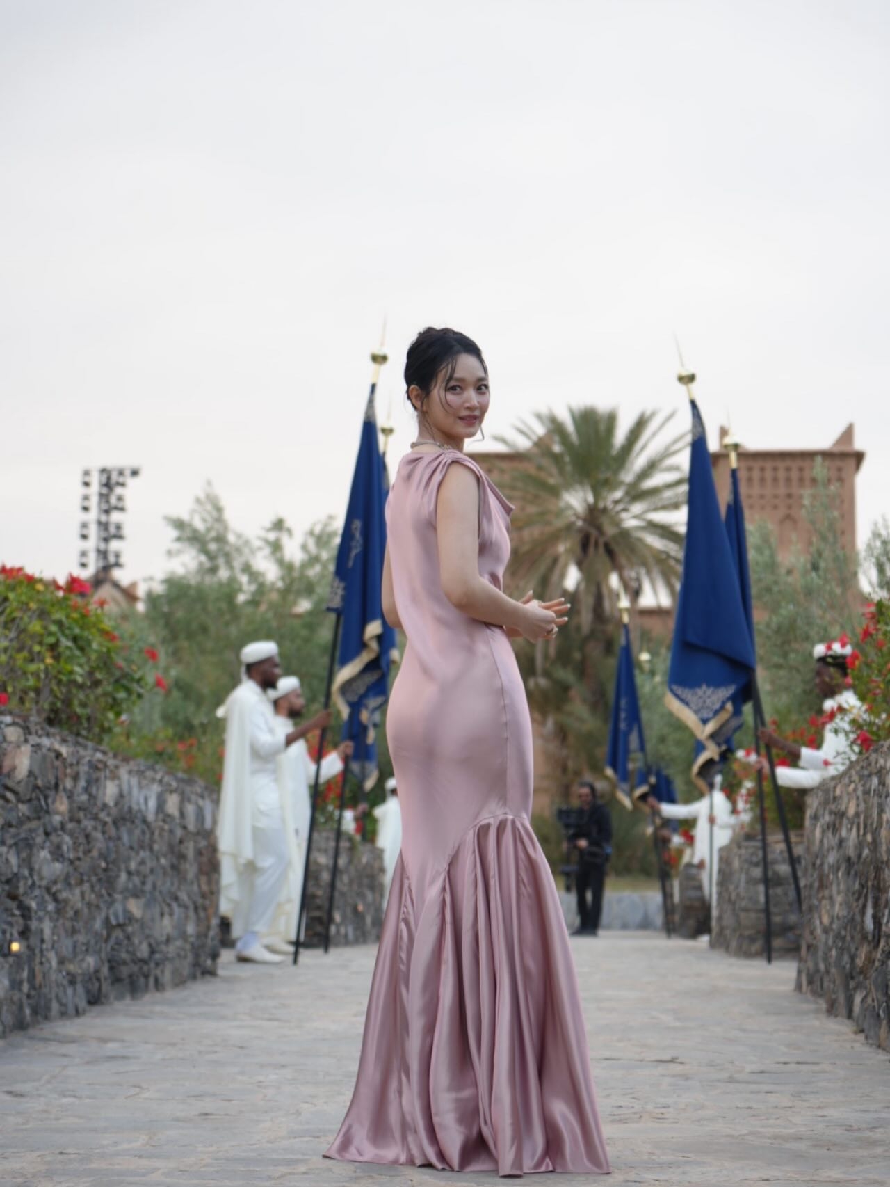 Netizen không khỏi trầm trồ kinh ngạc trước phần hông quả táo trứ danh của Shin Min Ah. Người đẹp họ Shin không hổ danh là 1 trong những nữ thần sở hữu body nóng bỏng nhất tại làng giải trí Kbiz. Ảnh: X