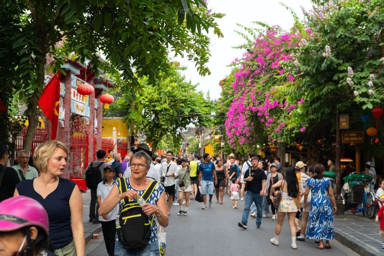 Dòng người ở phố cổ Hội An chật kín đến nỗi muốn tìm một chỗ thoáng để chụp ảnh cũng khó. Nguồn: Visit Hội An