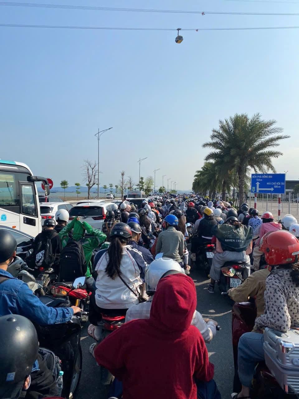 Hải Phòng dịp lễ: Một nửa đang “ngâm mình” ở Đồ Sơn, một nửa chưa qua nổi phà ra Cát Bà