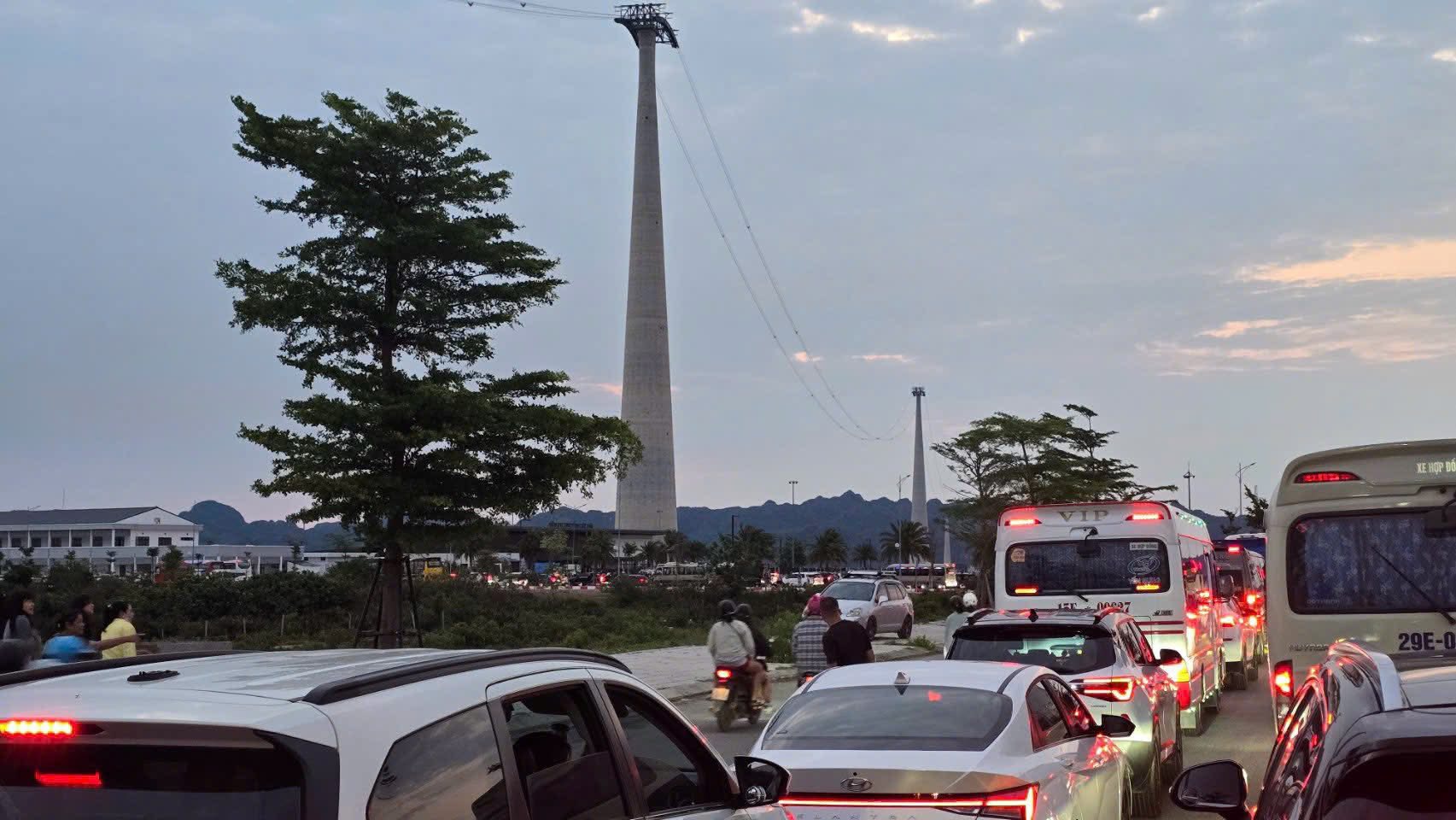 Hàng dài phương tiện nối đuôi nhau xếp hàng cả cây số để đi qua phà 