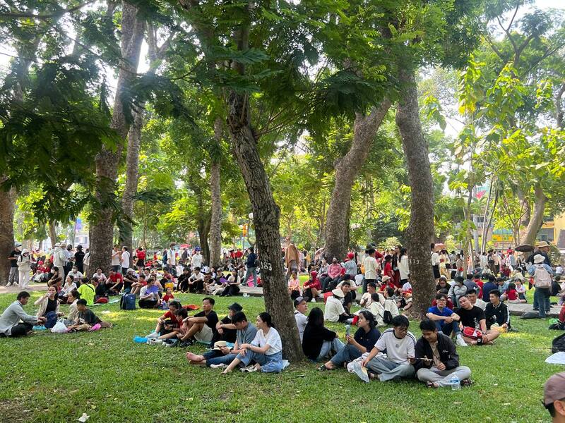 Ngày thứ 3 kỳ nghỉ lễ: Giới trẻ Sài Gòn đổ về bến Bạch Đằng, quán cà phê ven sông kín chỗ