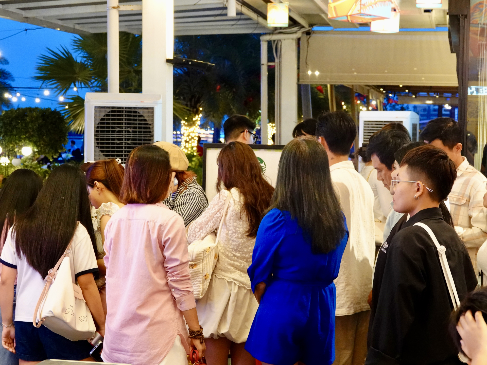 Ngày thứ 3 kỳ nghỉ lễ: Giới trẻ Sài Gòn đổ về bến Bạch Đằng, quán cà phê ven sông kín chỗ