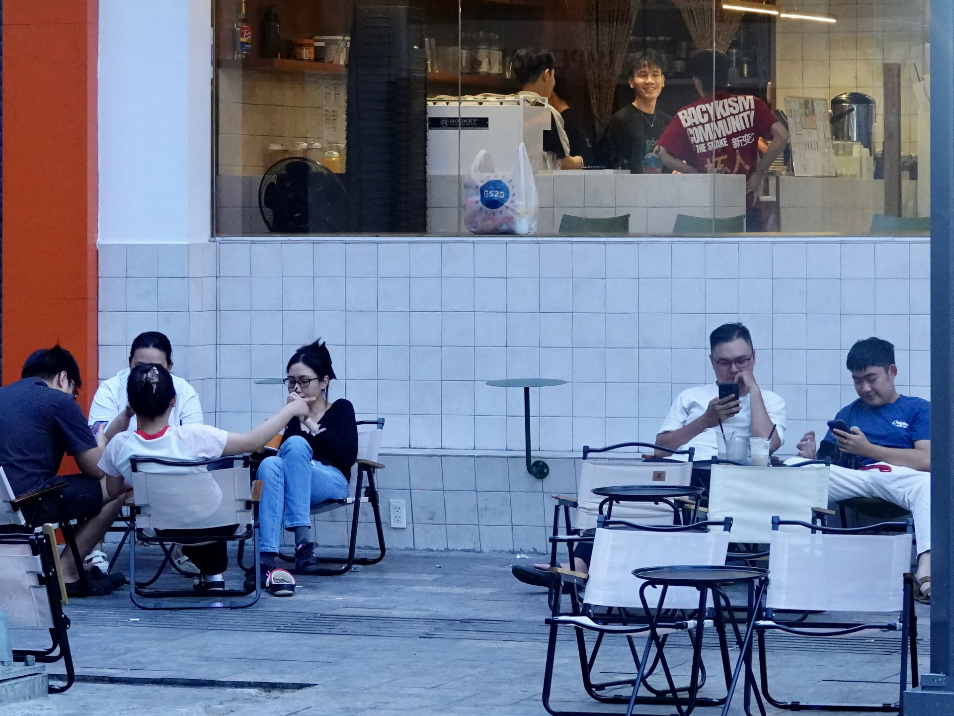 Ngày thứ 3 kỳ nghỉ lễ: Giới trẻ Sài Gòn đổ về bến Bạch Đằng, quán cà phê ven sông kín chỗ